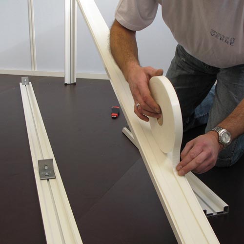 fixation du joint mousse sur encadrement pour montage brique de verre