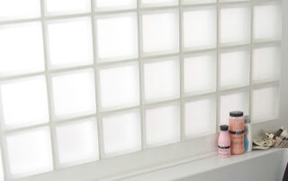 cloison en briques de verre satinées