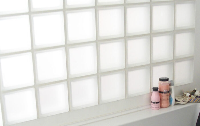 cloison en briques de verre satinées