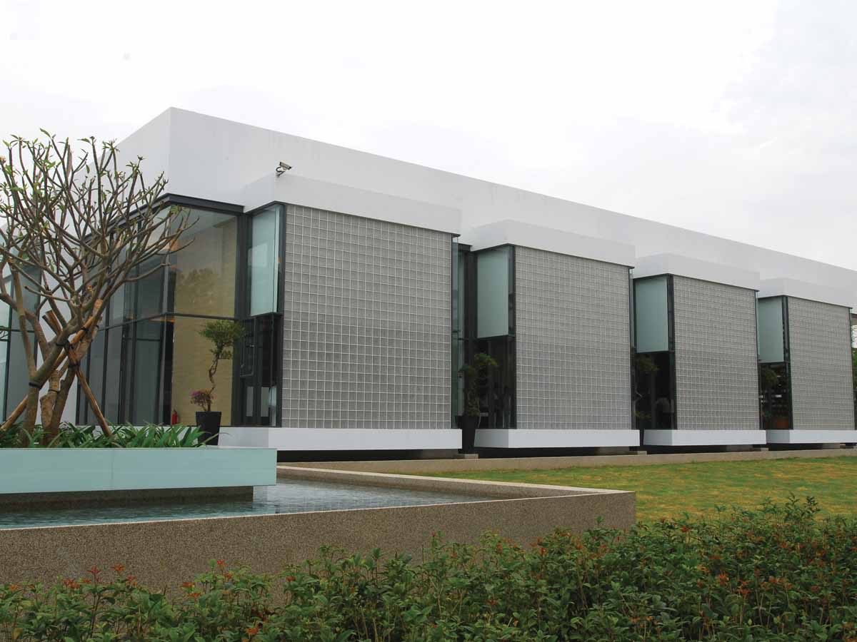 briques de verre posées en extérieur briques de verre lisse translucides incolore et de dimensions standard